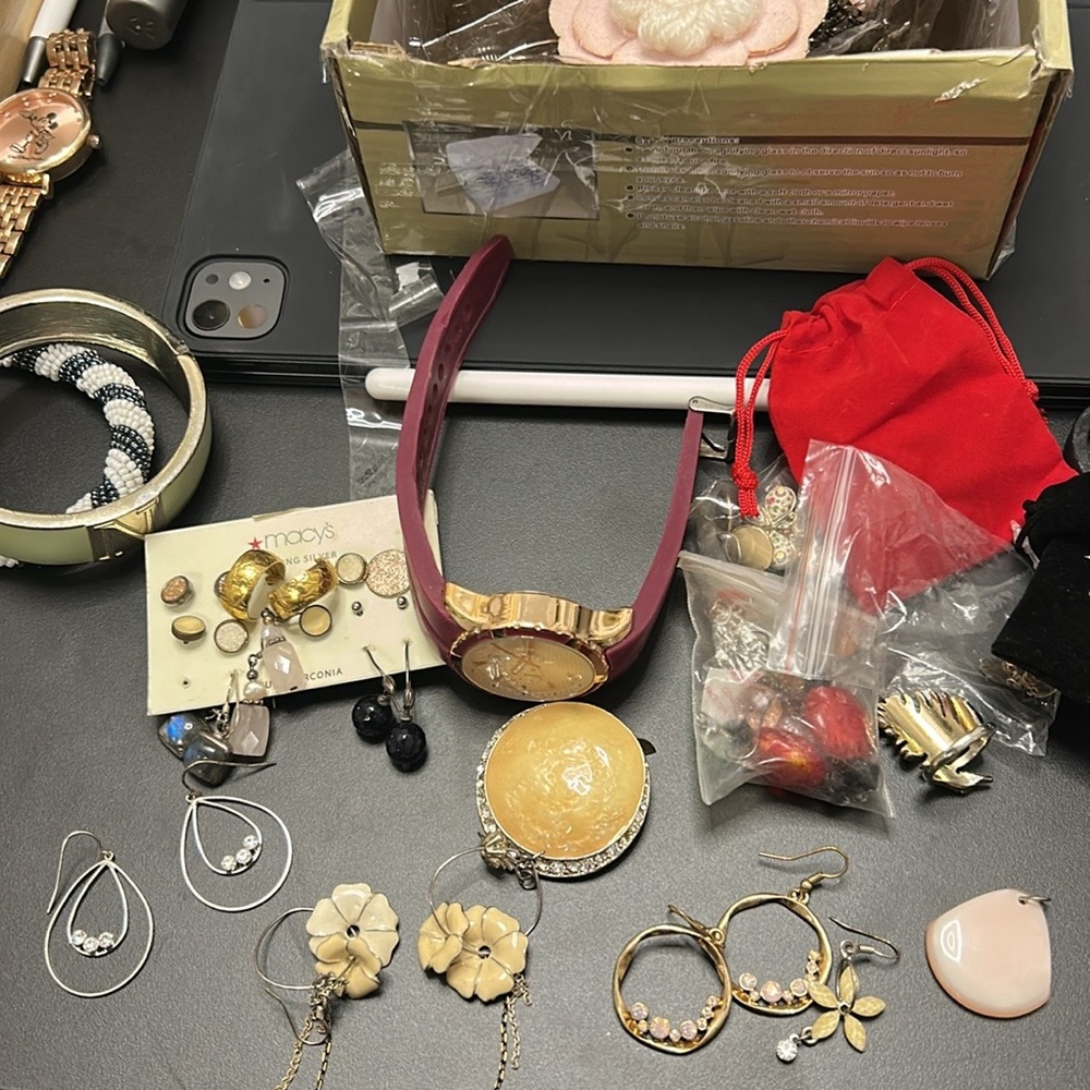 bundle of jewelry- costume, used for crafts or jewelry. Newer and clean. - Picture 4 of 16